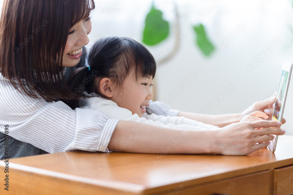 タブレットで遊ぶ親子 タブレットで遊ぶ親子