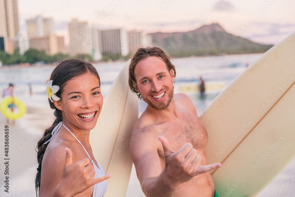 Φωτογραφία Hawaii beach vacation surfers couple doing shaka hawaiian hand sign having fun surfing in Waikiki Waikiki, Honolulu, Oahu island, Hawaii