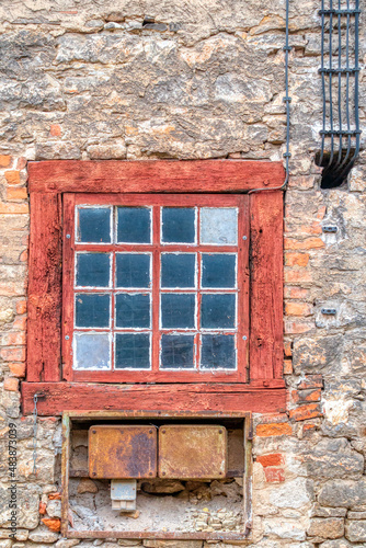 alte elektrische Verteilung mit Kabelführung und altn Tor und Fenster photo