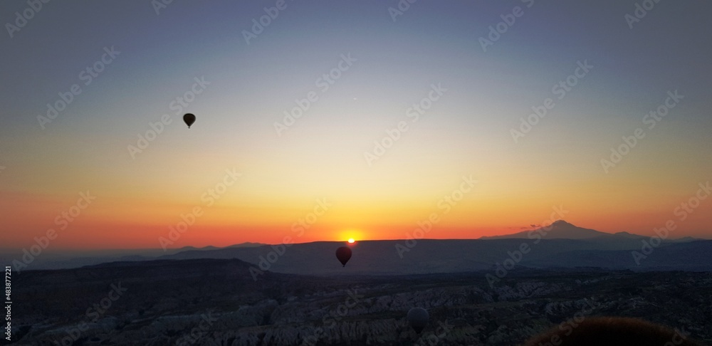 Obraz premium sunrise in the mountains under air ballons