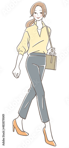 歩く女性