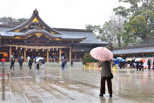 雪降るなか寒川神社を参拝する人達