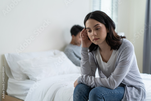 Foto Asian young girl feel angry boyfriend having conflict domestic problem