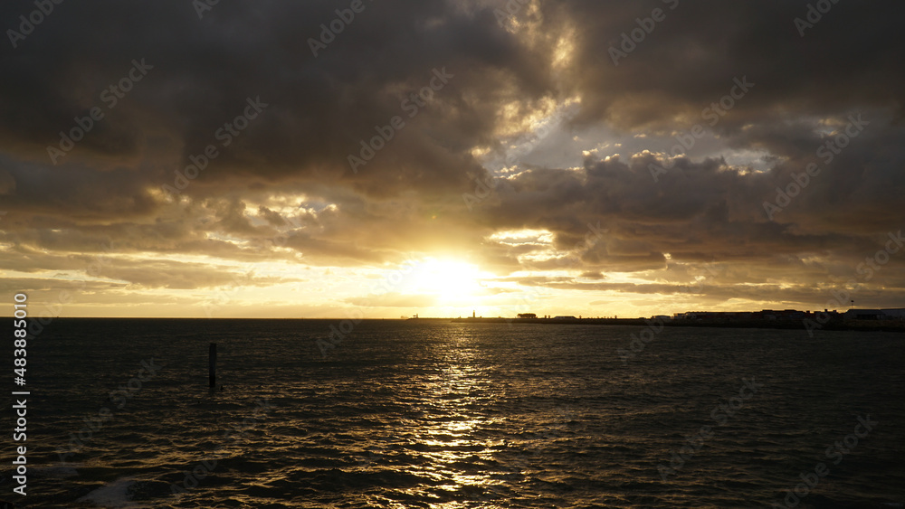 Obraz premium Sunset over the cloudy ocean in Perth, Australia.