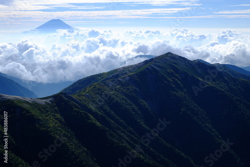 塩見岳から見る蝙蝠岳と雲に浮かぶ富士山