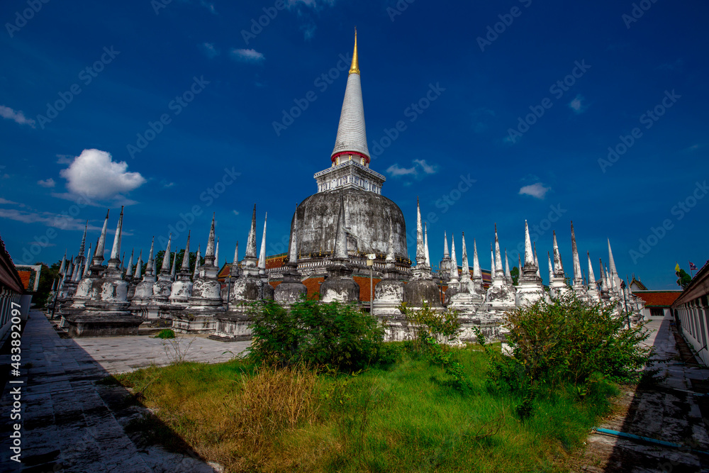 Obraz premium tourist attraction background Popular for foreigners to travel in Thailand's Nakhon Si Thammarat Province (Wat Phra Mahathat Woramahawihan) has a large old chedi and a beautiful viharn.