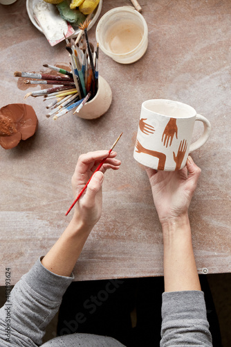 Φωτογραφία Female ceramist working in pottery studio
