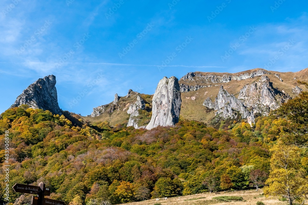 Dent de la rancune avec ses roches blanches au milieu de la vallée de chaudefour par une belle randonnée d'automne