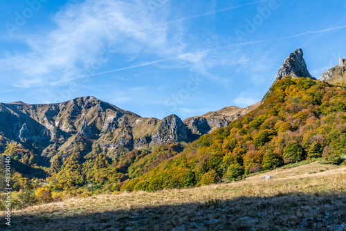 Crète du coq avec en arrière plan la chaine du Sancy depuis la vallée de chaudefour par une journée d'automne