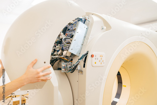 Obraz na płótnie engineer removes cover of a computer tomograph.