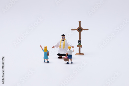 Geistlicher empfängt Kinder