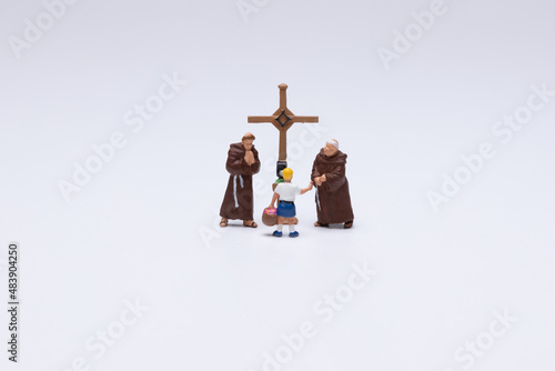 Zwei Mönche empfangen einen Jungen