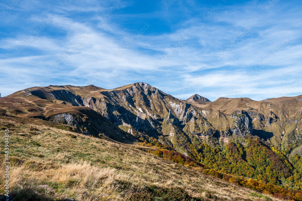 Puy de Sancy en Auvergne depuis la vallée de Chaudefour par une belle journée ensoleillée d'automne