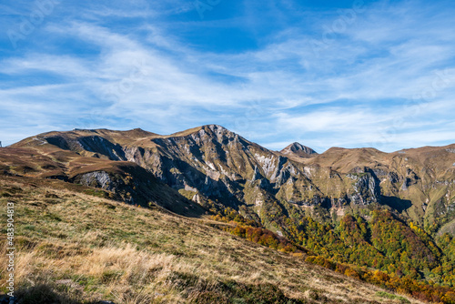 Puy de Sancy en Auvergne depuis la vallée de Chaudefour par une belle journée ensoleillée d'automne