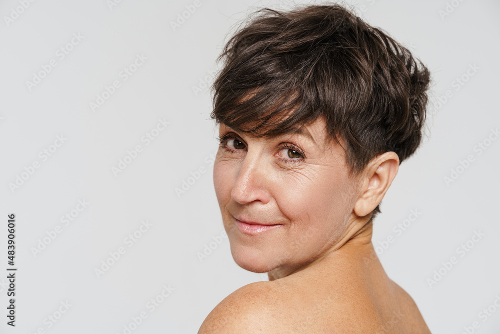 Obraz premium Mature half-naked woman smiling and looking at camera