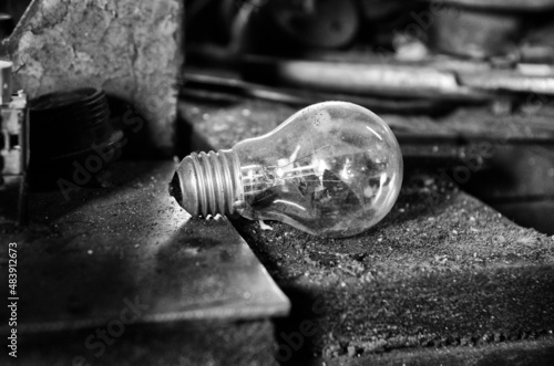 vieille ampoule à incandescence dans un atelier 