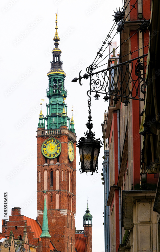 Fototapeta premium City Hall in Gdansk and winter snow-covered historic street