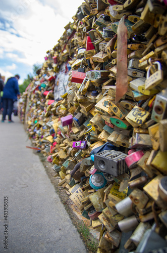 Centaines de cadenas de l'amour sur le Pont de l'Archevêché à Paris
