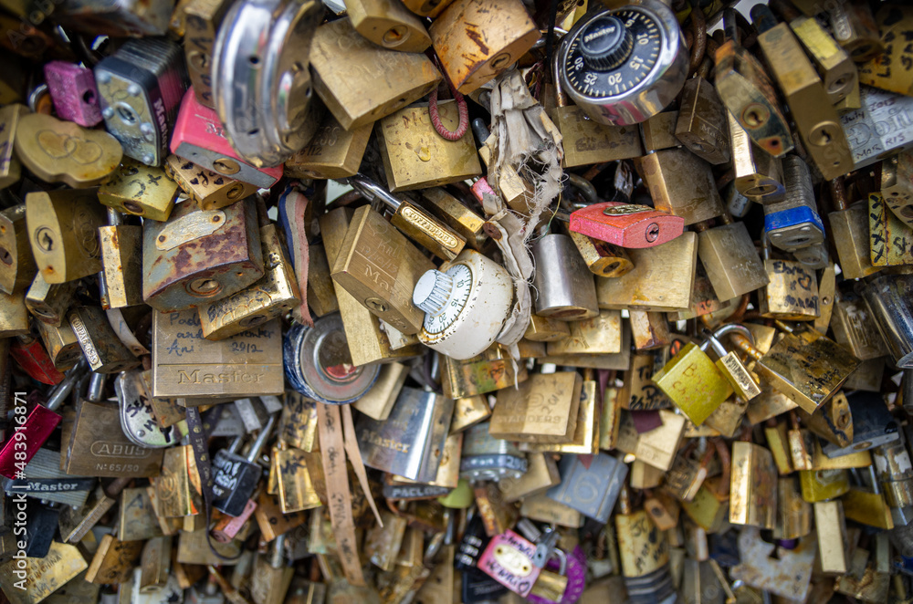 Fototapeta premium des cadenas de l'amour sur le Pont de l'Archevêché à Paris