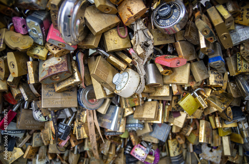 des cadenas de l'amour sur le Pont de l'Archevêché à Paris