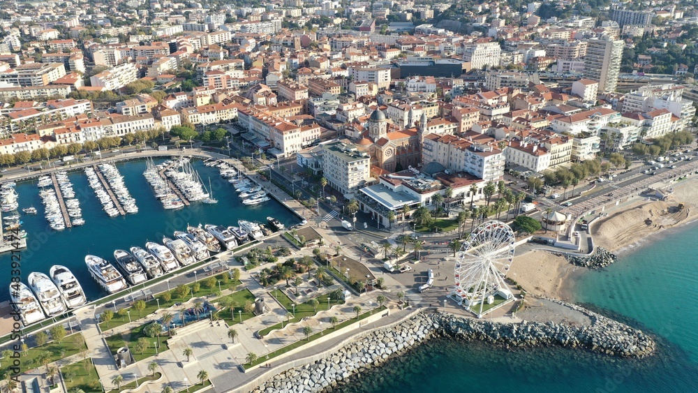 Fototapeta premium survol du port de plaisance de Saint-Raphaël dans le Var et de la plage 