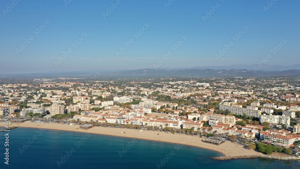 survol du port de plaisance de Saint-Raphaël dans le Var et de la plage
survol du port de plaisance de Saint-Raphaël dans le Var et de la plage