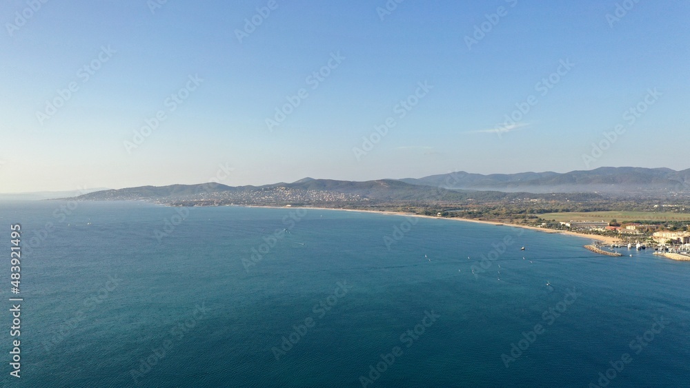 survol du port de plaisance de Saint-Raphaël dans le Var et de la plage
