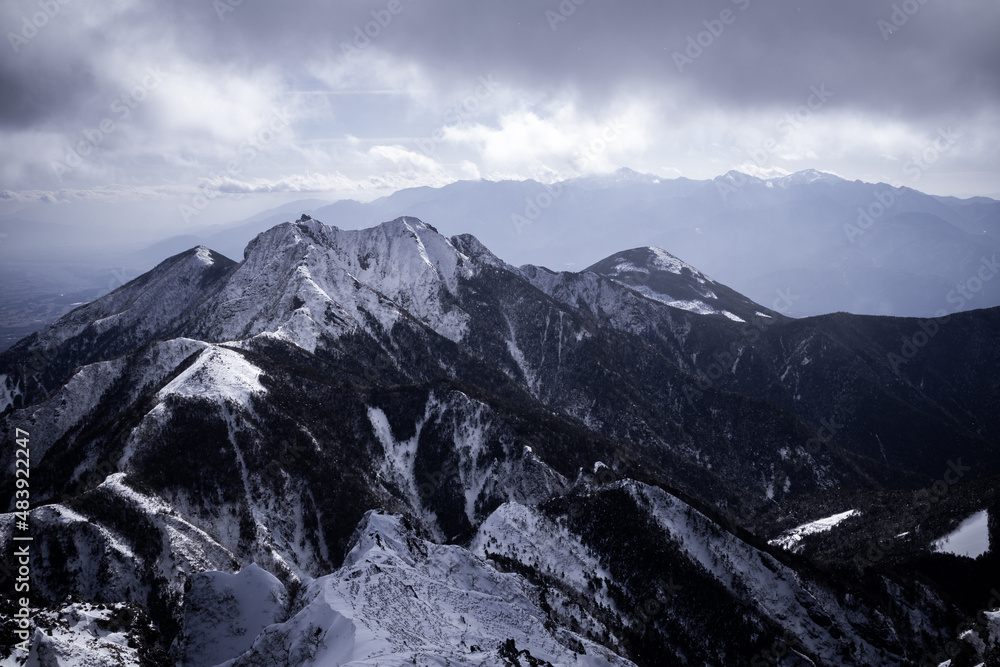 冬の阿弥陀岳から見る権現岳