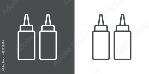 Botes de salsa mostaza y ketchup. Salsa picante envasada en botella de plástico. Icono plano con lineas en fondo gris y fondo blanco