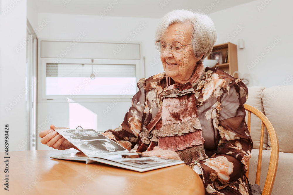 Φωτογραφία Portrait of mature woman looking at pictures in the album made many years ago
