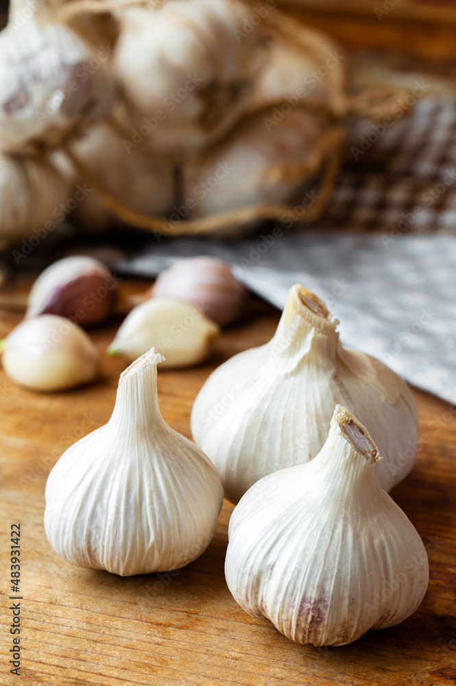 Obraz premium Garlic. Fresh garlics on rustic wooden table