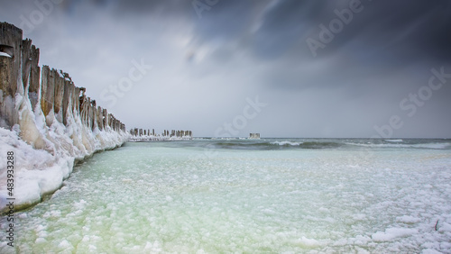 Polskie Morze Bałtyckie widziane w Gdyni z plaży zimą