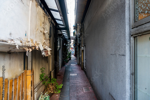 古びた路地裏 © PHOTARU