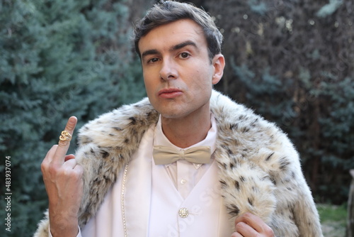 Fotografia Eccentric looking wealthy man showing middle finger