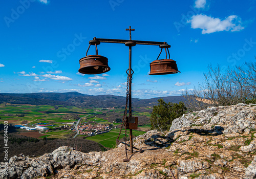 PEÑA DE OBI EN MAESTU, ALAVA, PAIS VASCO, ESPAÑA.