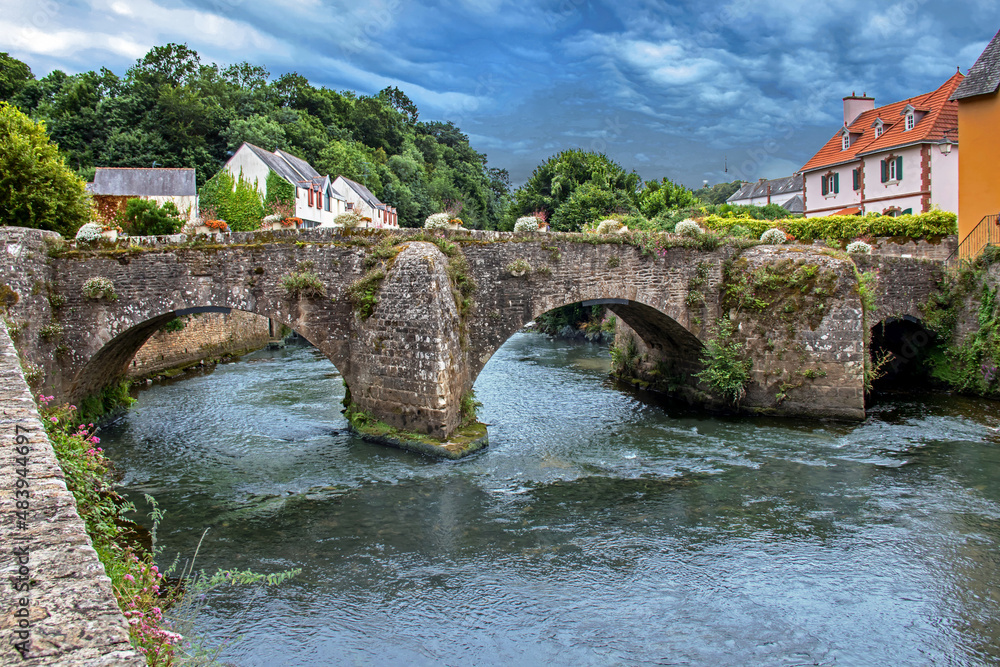 Quimperlé. Le pont fleuri sur la rivière Ellé. Finistère. Bretagne	
