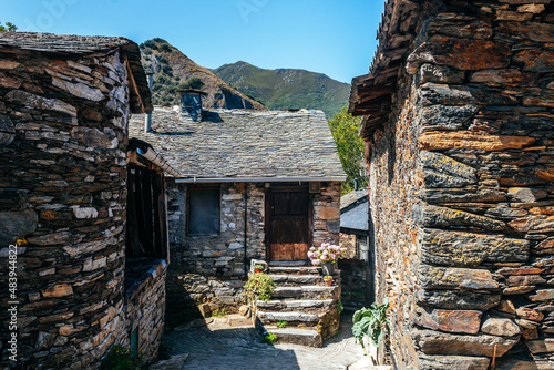 peñalba de santiago is a countryside town where houses are made of slate stone