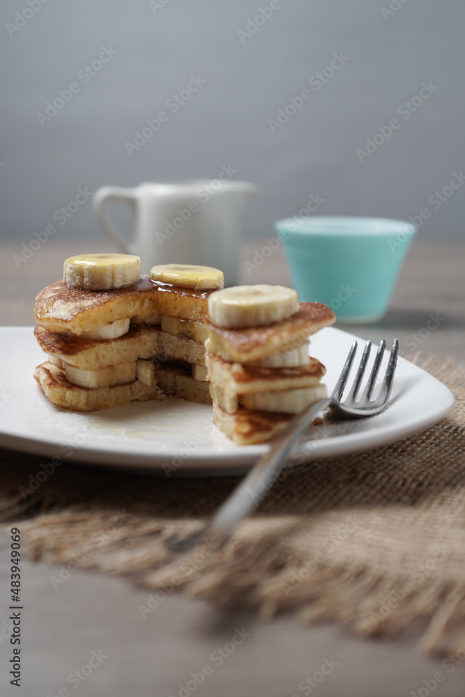 Pancake farcito con banana e miele e tagliato a spicchio