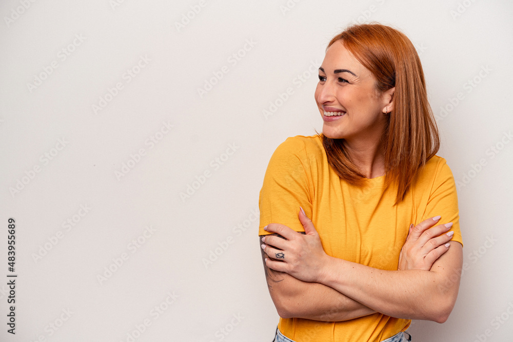 Obraz premium Young caucasian woman isolated on white background smiling confident with crossed arms.