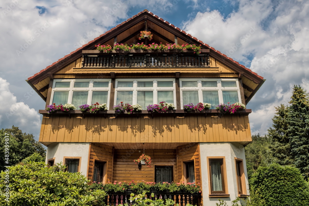 oybin, deutschland - traditionelles holzhaus mit blumenschmuck oybin, deutschland - traditionelles holzhaus mit blumenschmuck