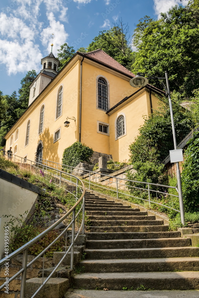 oybin, deutschland - barocke bergkirche mit treppe