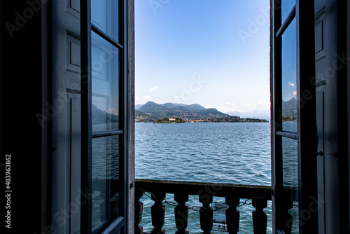 L'Isola dei Pescatori vista da Palazzo Borromeo sull'Isola Bella © Piergiorgio Greco
