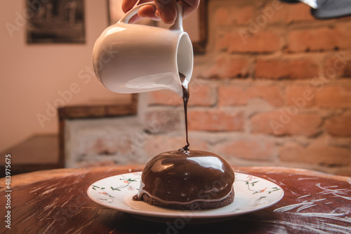 Fotografie chocolate quente sobre bolo