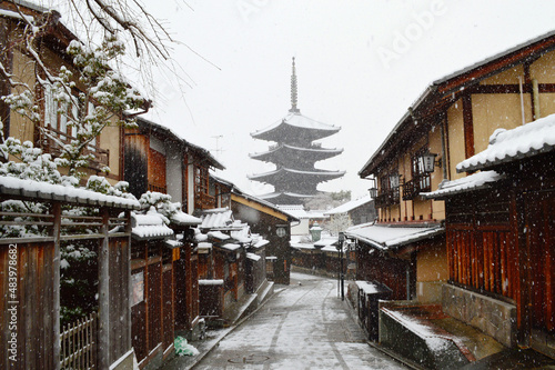雪舞う早朝の京都市東山の八坂の塔01
