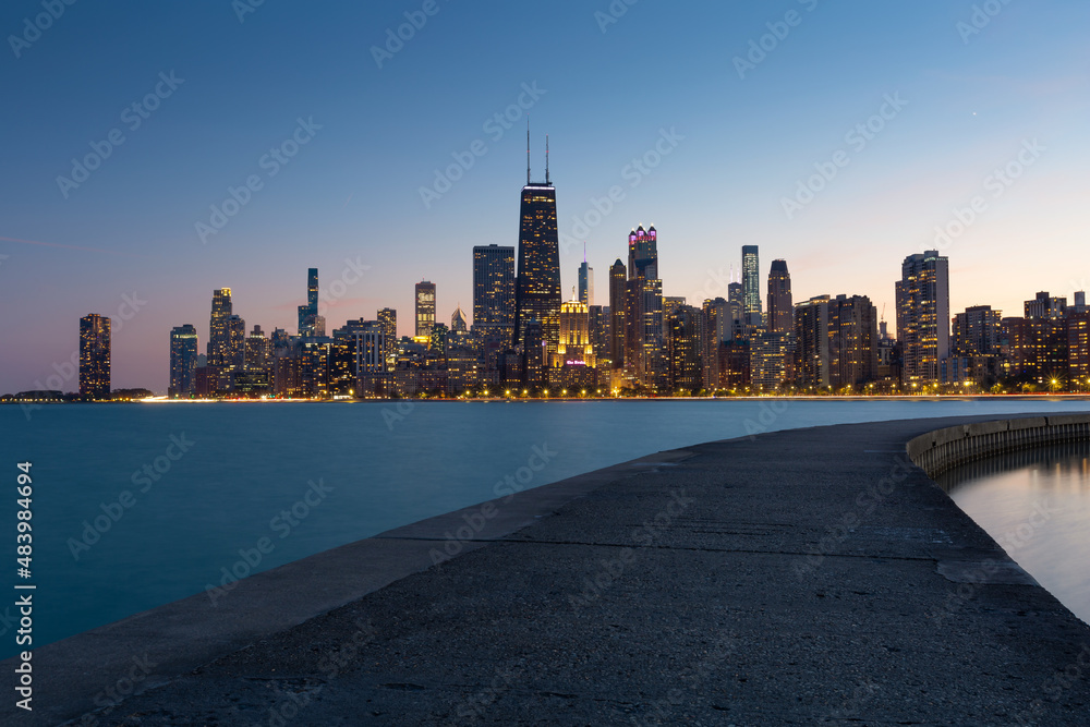 Obraz premium View of the Chicago downtown over lake Michigan.