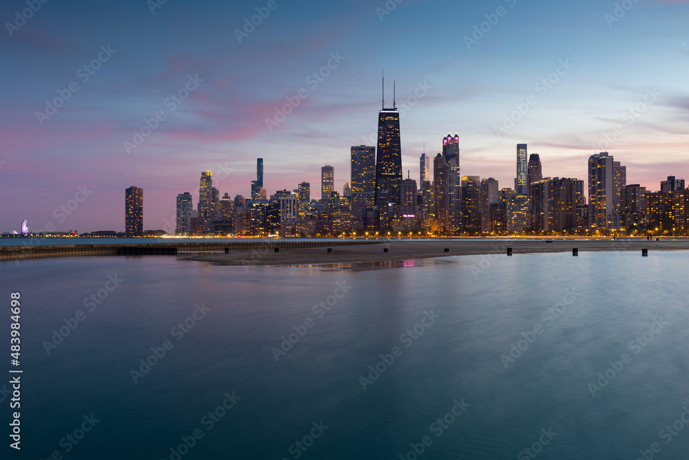 Fototapeta premium View of the Chicago downtown over lake Michigan.