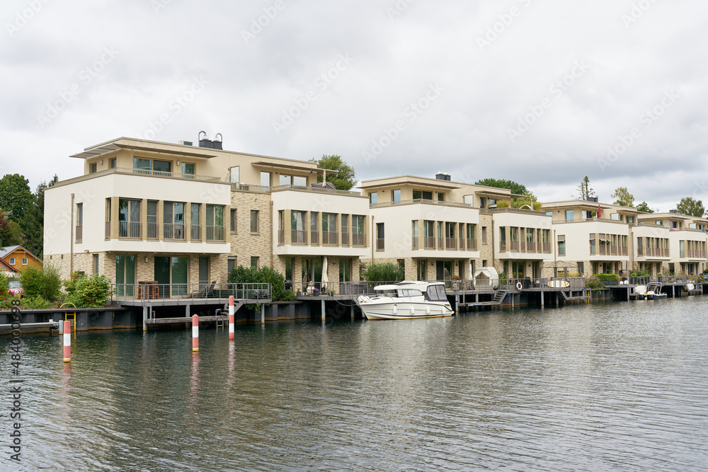 Stadtvillen mit Eigentumswohnungen auf der Humboldtinsel im Berliner Stadtteil Tegel 