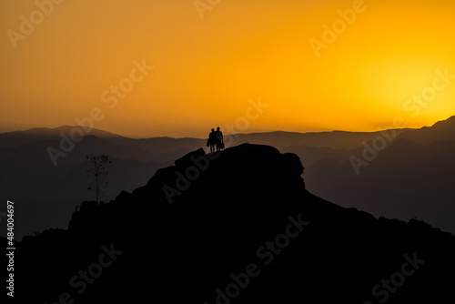 atardecer  silueta  sol  cielo  monta  a  amanecer  cerro  naturaleza  paisaje  viajando  nube  par  anaranjada  gente  mujer  anochecer    rbol  libertad