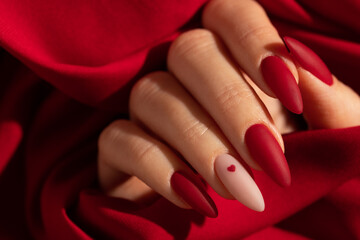 Leinwandbilder Nagelstudio Rote Valentinstag-Maniküre mit Herzdesign  © nika57