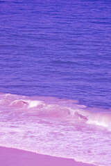 Keuken achterwand Purper Surrealistische paarse oceaangolven op strand  © jobi_pro